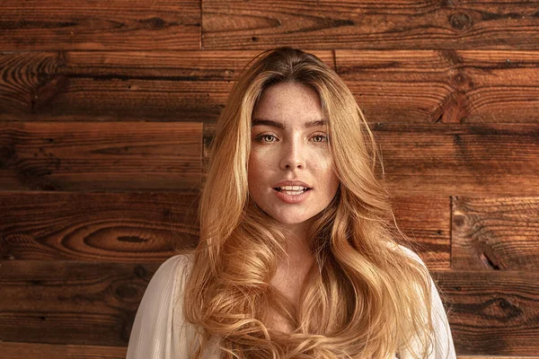 Schönheitsporträt Einer Attraktiven Lächelnden Frau Mit Rotem Haar Holzwand — Stockfoto
