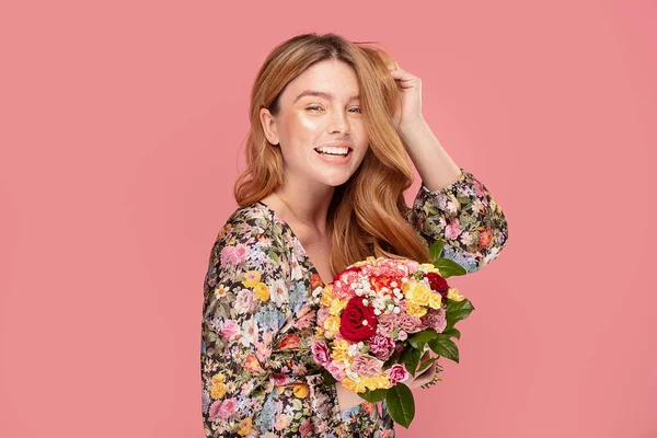 Beleza Mulher Sorridente Com Flores Mão Menina Bonita Feliz Fundo — Fotografia de Stock