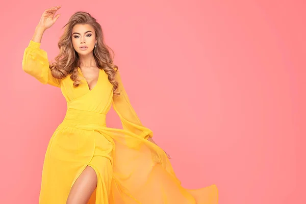 Mujer Hermosa Rubia Maxi Vestido Amarillo Posando Sobre Fondo Estudio —  Fotos de Stock