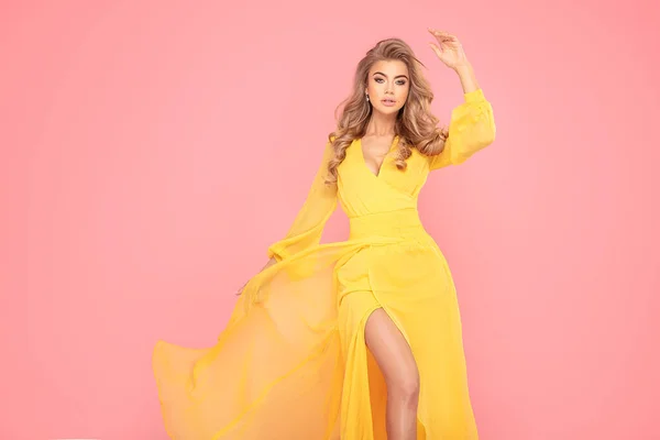 Mujer Hermosa Rubia Maxi Vestido Amarillo Posando Sobre Fondo Estudio —  Fotos de Stock