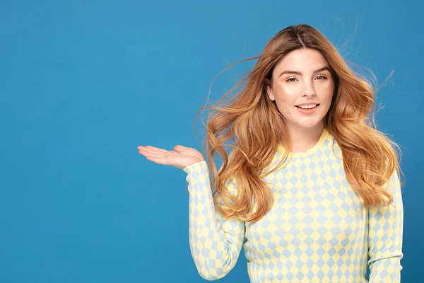 Mulher Ruiva Jovem Com Emoções Positivas Menina Expressiva Bonita Com — Fotografia de Stock