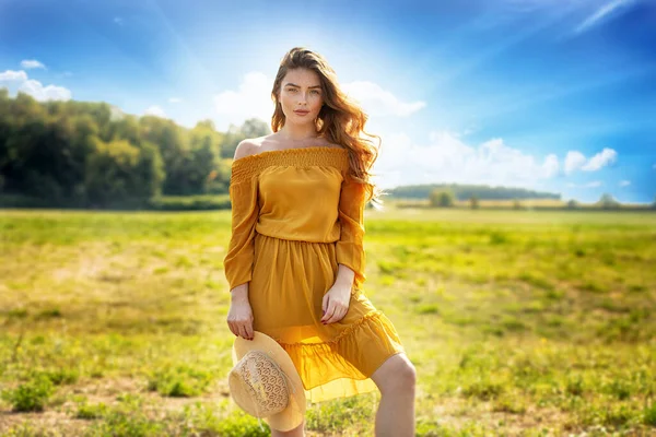 Naturaleza Vacaciones Verano Vacaciones Mujer Joven Feliz Vestido Amarillo Disfrutando —  Fotos de Stock