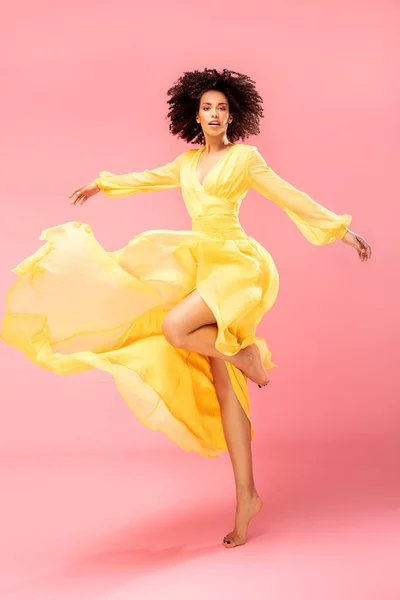 Afro Jonge Vrouw Dansen Geel Maxi Jurk Roze Pastel Studio — Stockfoto