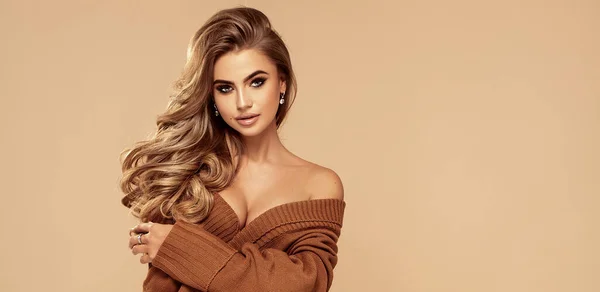 Ung Vacker Blond Kvinna Bär Fashionabla Brun Tröja Över Beige — Stockfoto