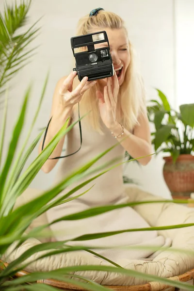 Giovane Ragazza Bionda Che Fotografa Sulla Polaroid Sorridente Concetto Hobby — Foto Stock