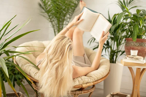 Junge Frau Entspannt Sich Hause Mit Buch Über Verschiedene Grüne — Stockfoto