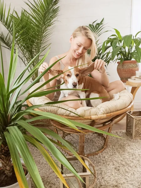 Junge Glückliche Frau Entspannt Sich Hause Mit Beagle Hund — Stockfoto