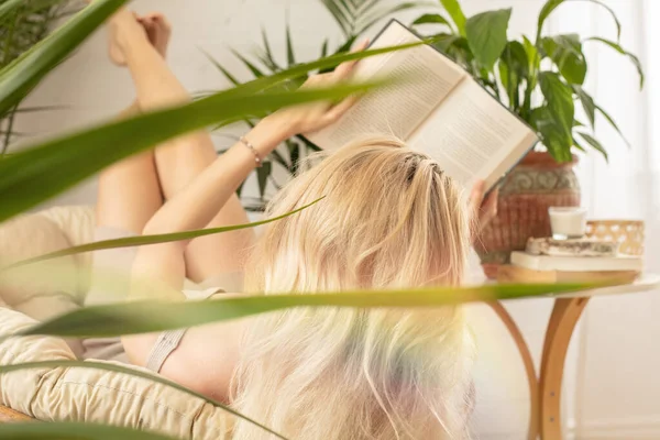 Jovem Mulher Relaxando Casa Boho Com Livro Sobre Várias Plantas — Fotografia de Stock