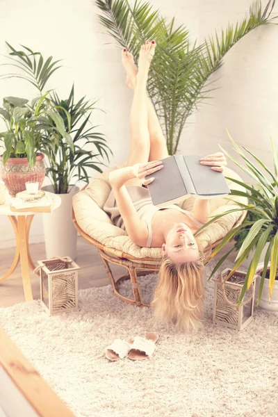 Mujer Relajante Leyendo Libro Una Habitación Acogedora Con Plantas Caseras —  Fotos de Stock