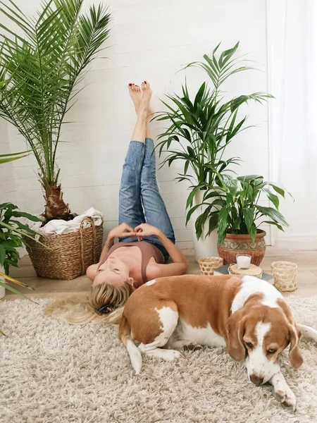Blondes Junges Mädchen Liegt Mit Ihrem Beagle Hund Auf Dem — Stockfoto