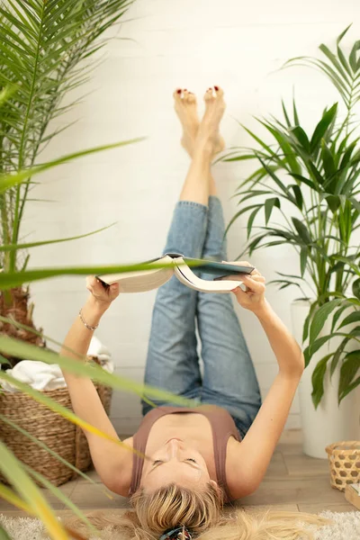 Mujer Joven Rubia Leyendo Libro Casa Acostada Suelo Sobre Plantas —  Fotos de Stock