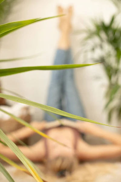 Jovem Loira Lendo Livro Casa Deitada Chão Sobre Plantas Verdes — Fotografia de Stock