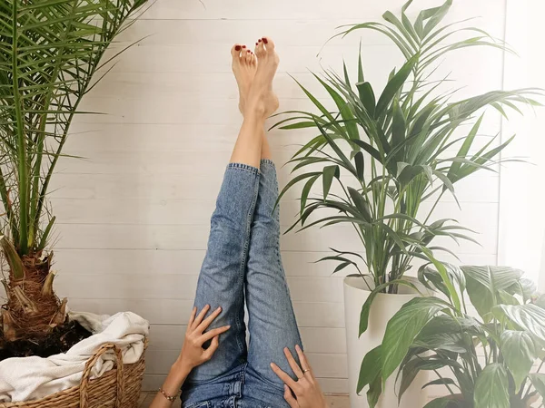 Foto Eines Mädchens Das Die Beine Jeans Hochlegt Sich Haus — Stockfoto