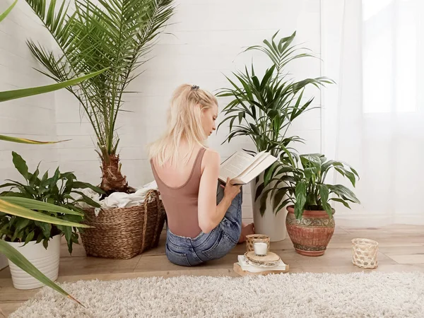 Junge Frau Entspannt Sich Drinnen Liest Buch Boho Stil Zimmer — Stockfoto