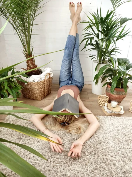 Mujer Joven Rubia Relajándose Leyendo Libro Casa Tumbada Suelo Sobre —  Fotos de Stock