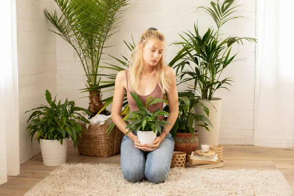 Junge Frau Mit Grüner Pflanze Entspannt Home Gardening Konzept Naturliebhaber — Stockfoto