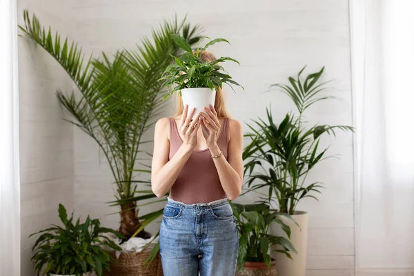 Junge Frau Hält Grüne Pflanze Vor Ihr Gesicht Home Gardening — Stockfoto