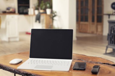 Modern defterin ve ahşap masanın üzerindeki akıllı telefonun fotoğrafı. Karantina sırasında merkez ofis kavramı.