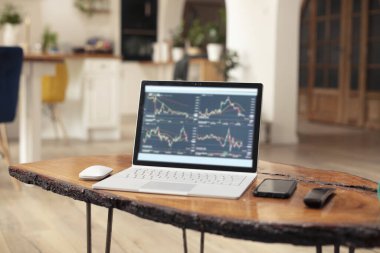 Modern defterin ve ahşap masanın üzerindeki akıllı telefonun fotoğrafı. Karantina sırasında merkez ofis kavramı.