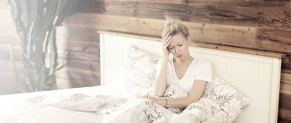 Kaukasische Erwachsene Frau Liegt Mit Grippe Erkältung Und Fieber Bett — Stockfoto