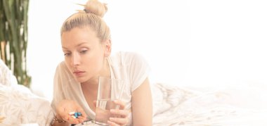 Hasta kadın yatakta yatıyor, ilaç alıyor. .