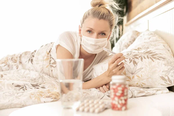 Beteg Fekszik Ágyban Tablettákat Szed Hőmérőt Néz — Stock Fotó