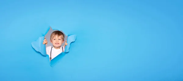 Šťastný Malý Kavkazský Chlapec Usmívá Přes Modré Pastelové Pozadí — Stock fotografie