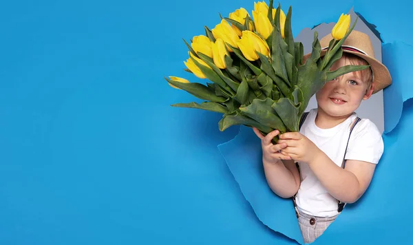 Joven Niño Caucásico Sosteniendo Ramo Amarillo Flores Sobre Fondo Azul — Foto de Stock