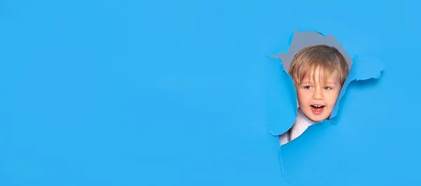 Feliz Niño Caucásico Sonriendo Sobre Fondo Pastel Azul — Foto de Stock