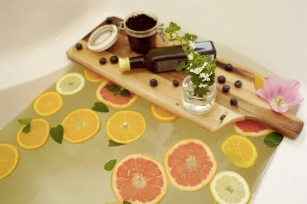 Bain Relaxant Avec Tranches Pamplemousse Citron Oranges Produits Beauté Sur — Photo