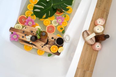 Vegan, greyfurt, limon, portakal dilimleri ve çiçeklerle banyo yapmak için doğal kozmetik ürünleri. Güzellik tedavisi. Sağlık, sıfır atık kavramı.