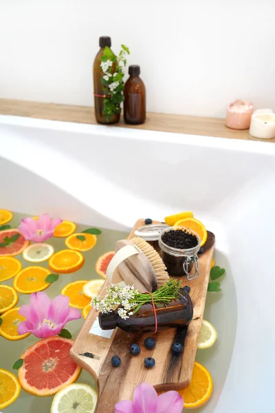 Baño Relajante Con Pomelo Limón Naranjas Flores Tratamiento Belleza Bienestar —  Fotos de Stock