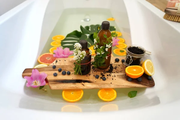 Vegano Cosméticos Naturales Para Relajarse Baño Con Pomelo Limón Rodajas —  Fotos de Stock