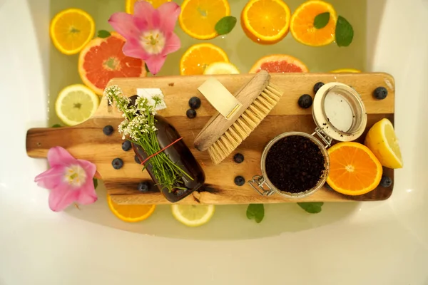 グレープフルーツ レモン オレンジのスライスと花とリラックスバス 美の治療だ 廃棄物ゼロの考え方 — ストック写真