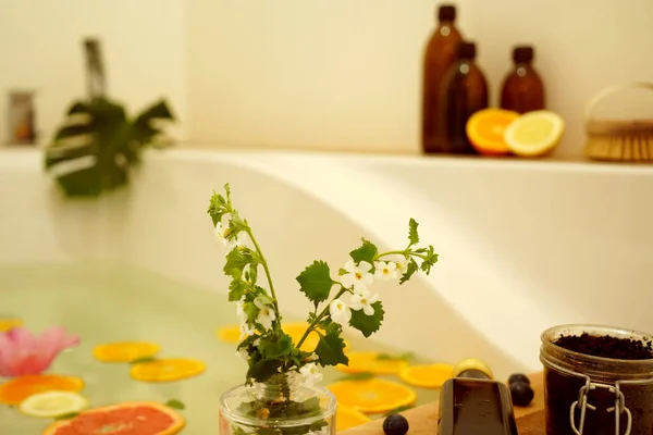 Banho Relaxante Com Toranja Limão Fatias Laranjas Flores Tratamento Beleza — Fotografia de Stock