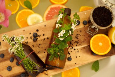 Greyfurt, limon, portakal dilimleri ve çiçeklerle rahatlatıcı bir banyo. Güzellik tedavisi. Sağlık, sıfır atık kavramı.