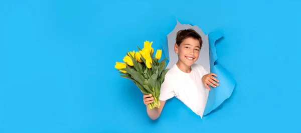 Mosolygó Kisfiú Egy Csokor Sárga Tulipánvirággal Anyák Napi Üdvözlőkártya Boldog — Stock Fotó