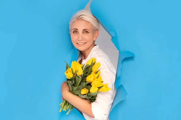 Donna Sorridente Posa Con Bellissimo Bouquet Fiori Gialli Sfondo Blu — Foto Stock