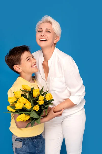 Menino Segurando Buquê Flores Amarelas Tulipa Filho Sua Mãe Presente — Fotografia de Stock