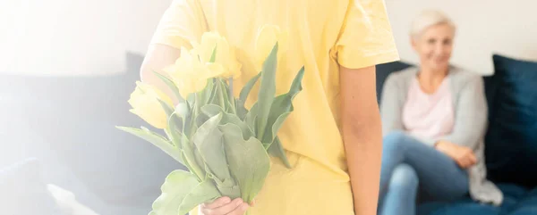 Rapaz Segurando Buquê Flores Tulipa Nas Costas Filho Flores Mãe — Fotografia de Stock