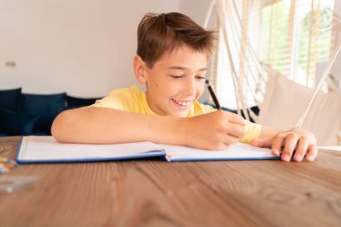 Çocuk evde ders çalışıyor. Öğrenme, ev okulu dersleri. Eğitim çocuk konsepti.