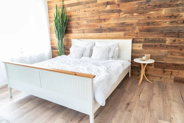 Cómodo Dormitorio Estilo Interior Boho Cama Grande Flores Verdes Pared — Foto de Stock