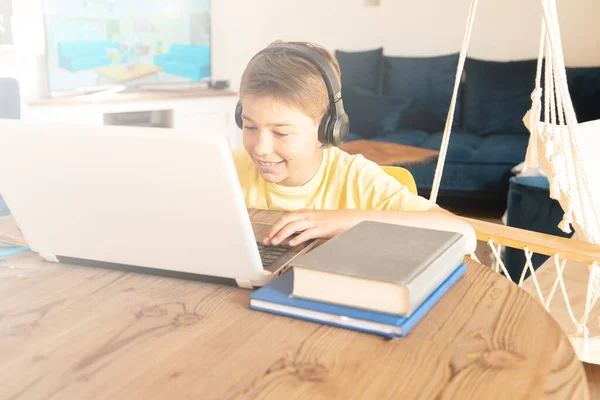 ラップトップを使って家庭で勉強する少年の子供 距離学習 オンラインレッスン ビデオ会議 電子形式での学校のレッスン 現代の学校 子供の概念 — ストック写真