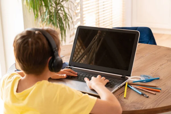 Niño Estudiando Casa Usando Laptop Aprendizaje Distancia Lección Línea Videoconferencia —  Fotos de Stock