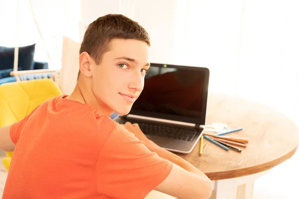 Teenage Boy Doing Homework Using Computer Sitting Desk Room Alone — Stock Photo, Image