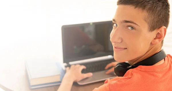 Adolescente Haciendo Tarea Usando Computadora Sentada Junto Escritorio Habitación Sola —  Fotos de Stock