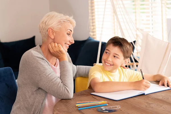 Caucásico Mamá Ayudando Hijo Con Lección Casa Concepto Educación Hogar —  Fotos de Stock