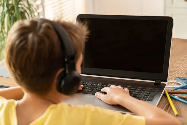 Niño Estudiando Casa Usando Laptop Aprendizaje Distancia Lección Línea Videoconferencia —  Fotos de Stock