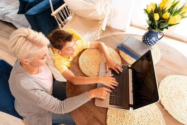 Beyaz Bir Anne Evdeki Internet Dersinde Oğluna Yardım Ediyor — Stok fotoğraf