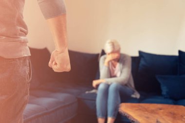 Aile içi şiddet ve fiziksel kavga. Öfkeli sert adam, agresif yumruk..